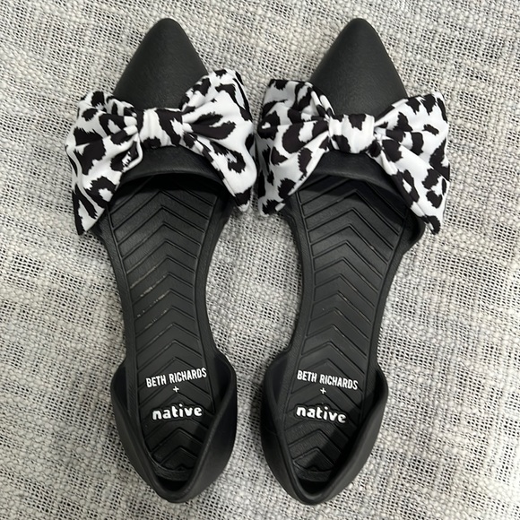 Native Audrey Bow Flats by Beth Richards Size 7 EUC